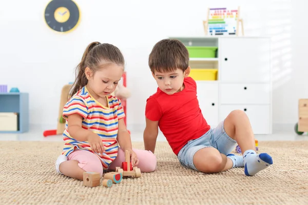 Leuke Kleine Kinderen Die Thuis Met Speelgoed Vloer Spelen — Stockfoto