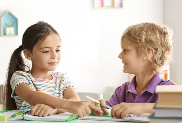 Petit Garçon Fille Faisant Leurs Devoirs Table Intérieur — Photo