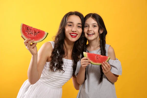 Chicas Felices Con Sandía Sobre Fondo Amarillo — Foto de Stock