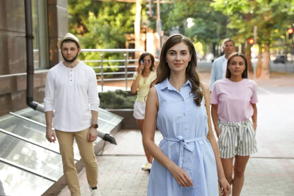 Modern Şehir Caddesinde Yürüyen Farklı Insanlar — Stok fotoğraf