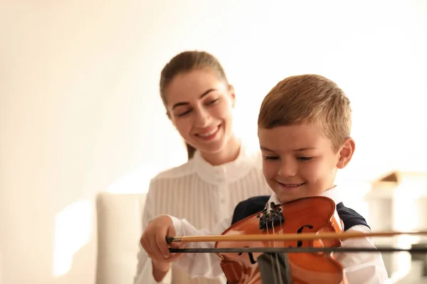 Jovem Ensinando Menino Tocar Violino Dentro Casa — Fotografia de Stock