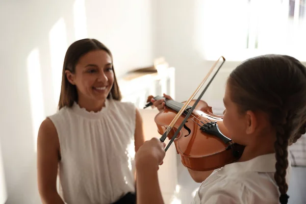 Giovane Donna Che Insegna Alla Bambina Suonare Violino Chiuso — Foto Stock