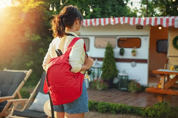 Junge Reisende Mit Rucksack Freien Sommerreise — Stockfoto