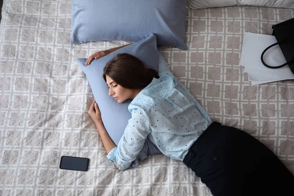 Wyczerpany Bizneswoman Biurze Nosić Śpi Łóżku Domu Pracy Powyżej Widok — Zdjęcie stockowe