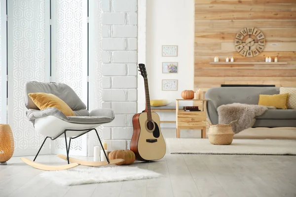 Gemütliche Wohnzimmereinrichtung Mit Bequemen Möbeln Gitarre Und Herbstdekor — Stockfoto