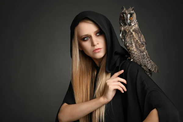 Bruxa Manto Preto Com Coruja Fundo Escuro Personagem Fantasia Assustadora — Fotografia de Stock