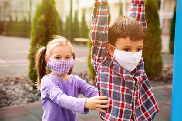 Małe Dzieci Maskach Medycznych Placu Zabaw Podczas Kwarantanny Covid — Zdjęcie stockowe