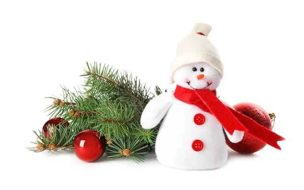 Niedliches Schneemannspielzeug Tanne Und Rote Weihnachtskugeln Auf Weißem Hintergrund — Stockfoto