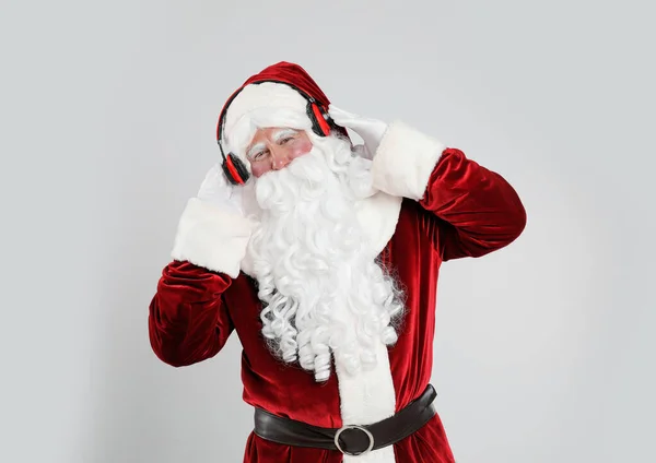 Santa Claus Con Auriculares Escuchando Música Navideña Sobre Fondo Gris —  Fotos de Stock