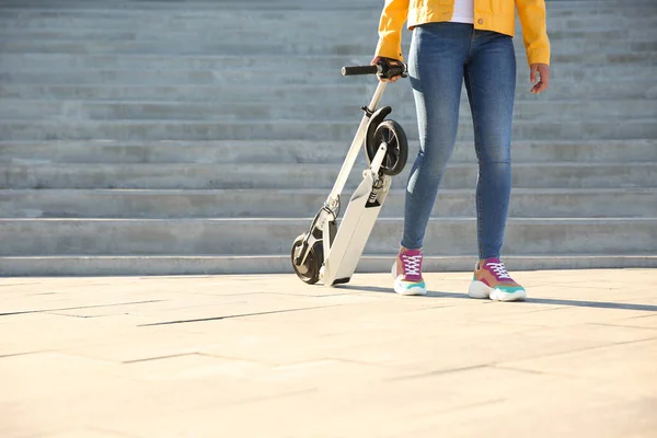 Vrouw Met Opvouwbare Elektrische Kick Scooter Buiten Ruimte Voor Tekst — Stockfoto