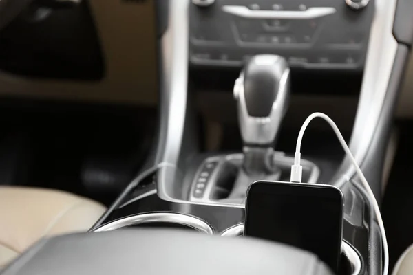 Teléfono Móvil Con Cable Carga Coche Primer Plano —  Fotos de Stock