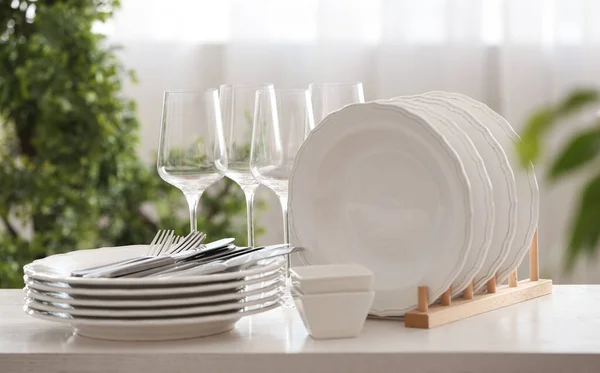 Set Stoviglie Pulite Posate Bicchieri Vino Tavola Chiuso — Foto Stock