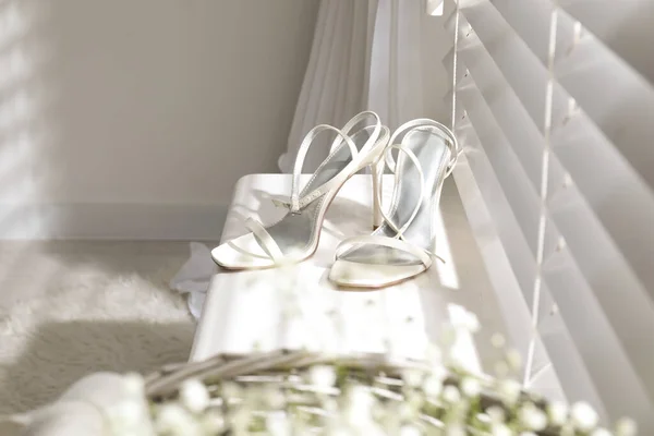 Hermosos Zapatos Boda Alféizar Ventana Interiores —  Fotos de Stock