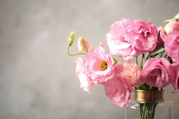 Mooie Roze Eustoma Bloemen Grijze Achtergrond Close Ruimte Voor Tekst — Stockfoto