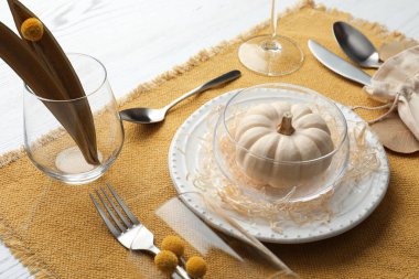 Beyaz zemin üzerinde balkabağı ile sonbahar masa ayarları