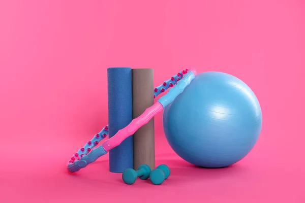 Hula Hoop Pelota Ejercicio Colchonetas Yoga Pesas Sobre Fondo Rosa — Foto de Stock