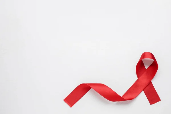 Ovanifrån Rött Band Vit Bakgrund Utrymme För Text Medvetenhet Aids — Stockfoto