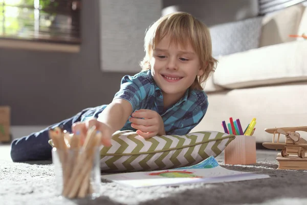 Niño Dibujando Suelo Casa Pasatiempo Creativo — Foto de Stock