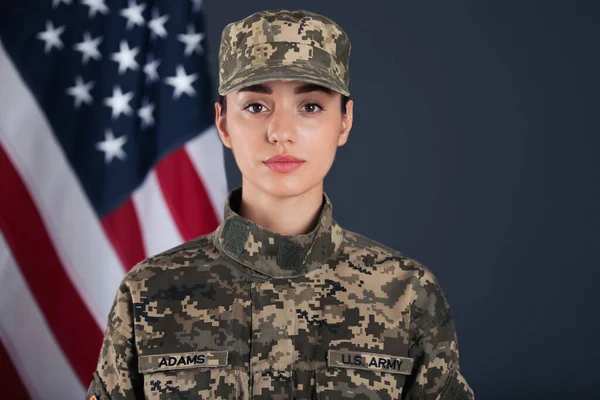 Kvinna Amerikansk Soldat Och Flagga Usa Mörk Bakgrund Militärtjänst — Stockfoto