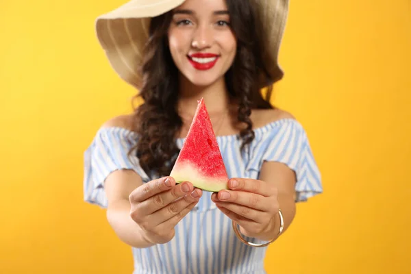 Mooie Jonge Vrouw Tegen Gele Achtergrond Focus Handen Met Watermeloen — Stockfoto