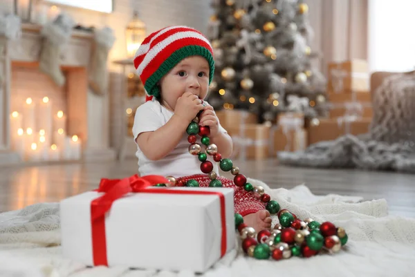 Cute Little Baby Elfem Kapelusz Wystrój Pobliżu Prezentu Świątecznego Podłodze — Zdjęcie stockowe