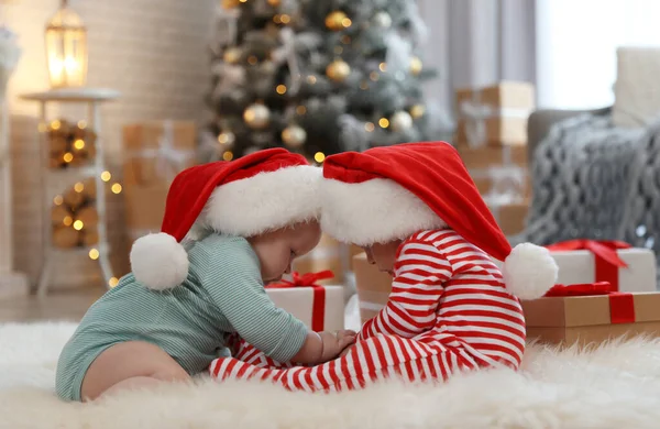 Enfants Mignons Dans Chapeaux Père Noël Sur Sol Dans Chambre — Photo