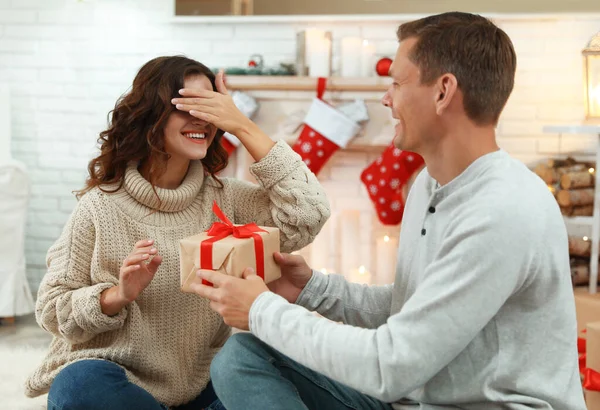 Man Presenting Christmas Gift His Girlfriend Home — Stock Photo, Image