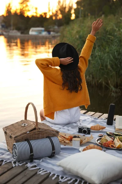 Junge Frau Verbringt Zeit Auf Pier Bei Picknick Rückansicht — Stockfoto