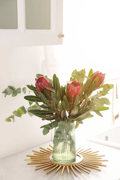 Bouquet Dengan Indah Bunga Protea Meja Dapur Desain Interior — Stok Foto