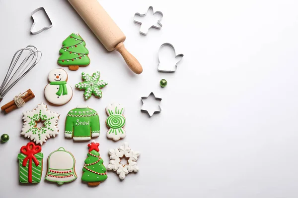 白い背景においしいジンジャーブレッドクッキーで作られたクリスマスツリー形状の近くのキッチン用品 フラットレイアウト テキストのスペース — ストック写真