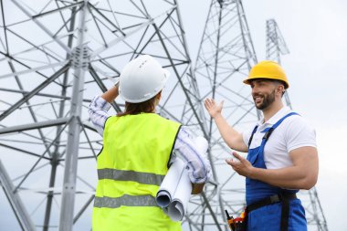 Açık havada elektrik santrali kurmak için çalışan profesyonel mühendisler.