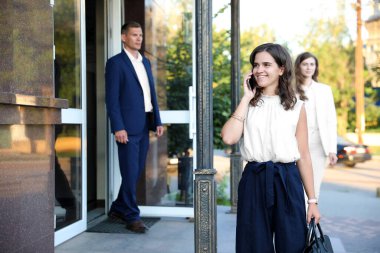 Modern şehir caddesinde yürüyen farklı insanlar.