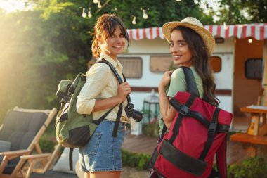 Sırt çantalı genç gezginler. Yaz gezisi