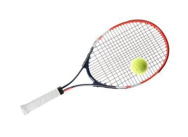 Beyaz arka planda tenis raketi ve top. Spor malzemeleri.