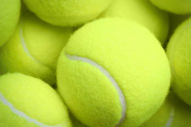 Arka plan olarak tenis topları, yakın plan. Spor malzemeleri.