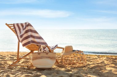 Ahşap iskemle ve deniz kenarındaki plaj aksesuarları. Yaz tatili