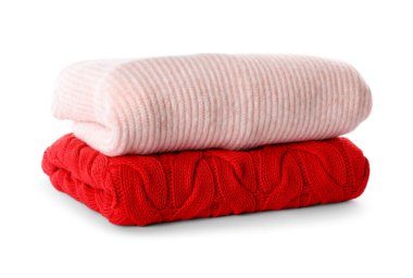 Beyaz üzerine izole edilmiş farklı sıcak süveter yığını