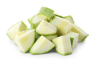 Beyaz arkaplanda olgun kabak parçaları