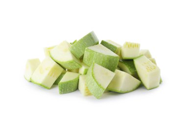 Beyaz arkaplanda olgun kabak parçaları