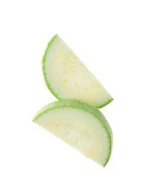 Beyaz zemin üzerinde olgun kabak dilimleri, üst görünüm