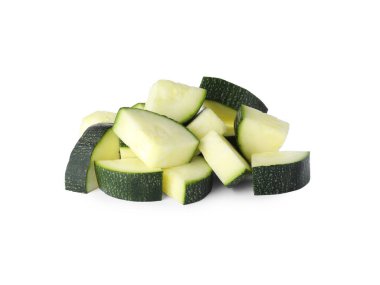 Beyaz arkaplanda olgun kabak parçaları