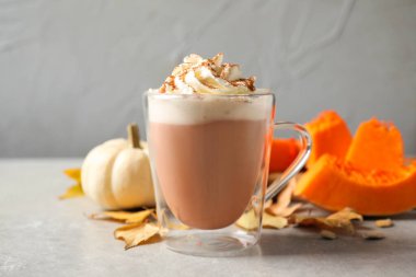 Gri masada lezzetli balkabaklı latte, yakın plan.