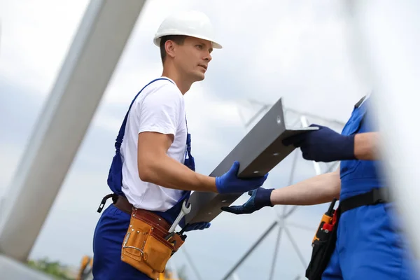 Trabajadores Que Construyen Torres Alto Voltaje Aire Libre Instalación Subestaciones — Foto de Stock