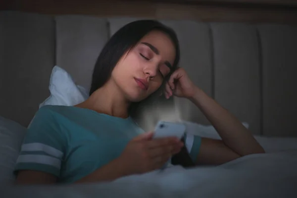 Ung Kvinna Med Nomofobi Sova Med Smartphone Sängen Natten — Stockfoto