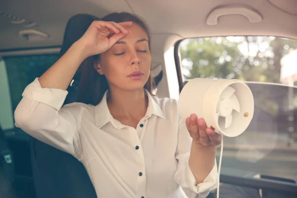 Mujer Joven Con Ventilador Portátil Que Sufre Calor Coche Día —  Fotos de Stock