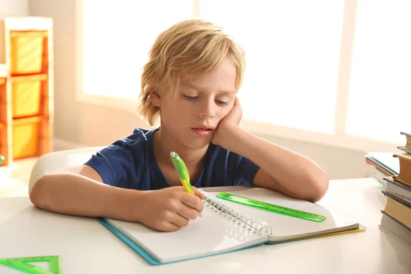 Pequeño Niño Haciendo Deberes Mesa Interior —  Fotos de Stock