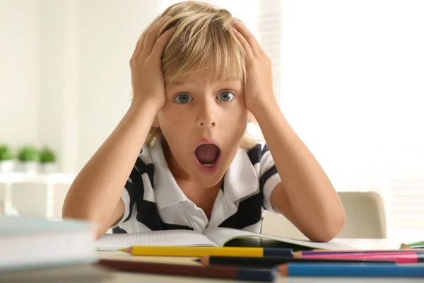 Pequeño Niño Emocional Haciendo Tarea Mesa Interior — Foto de Stock