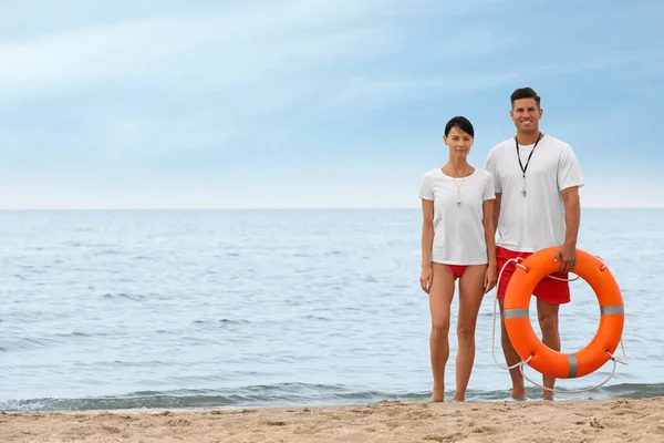 Professionelle Rettungsschwimmer Mit Rettungsring Sandstrand — Stockfoto