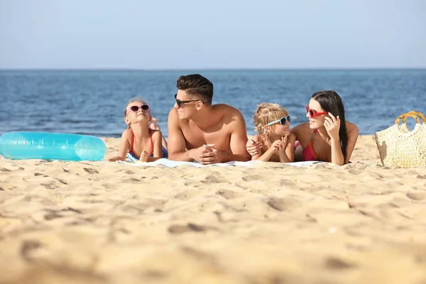 Familia Feliz Playa Arena Cerca Del Mar Vacaciones Verano —  Fotos de Stock