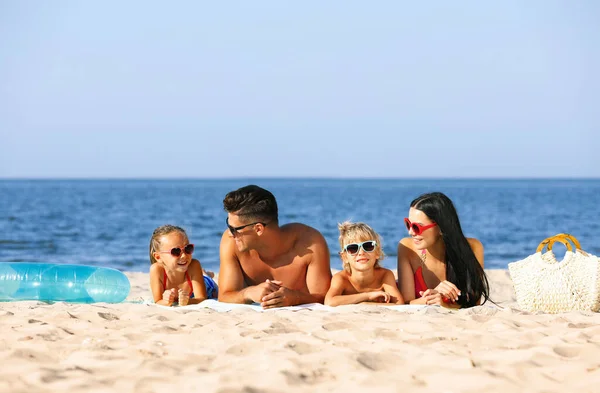 Glad Familj Sandstrand Nära Havet Sommarlov — Stockfoto